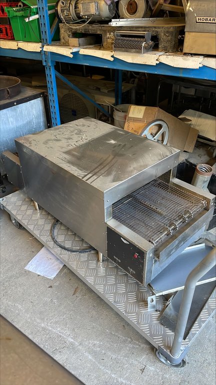 Vollrath MGD-18 Conveyor Pizza Oven