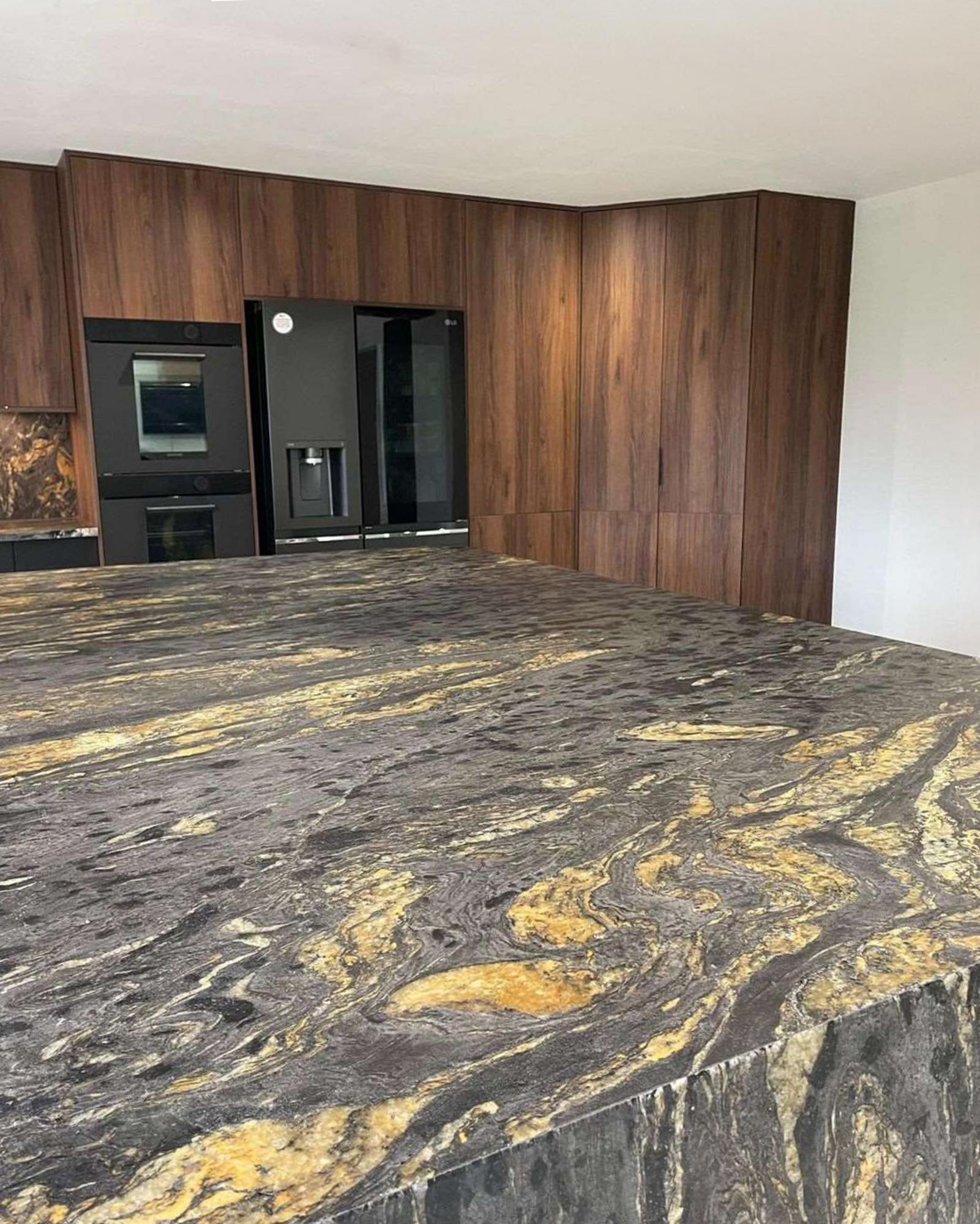 COSMIC BLACK YELLOW GRANITE | BRACHOT