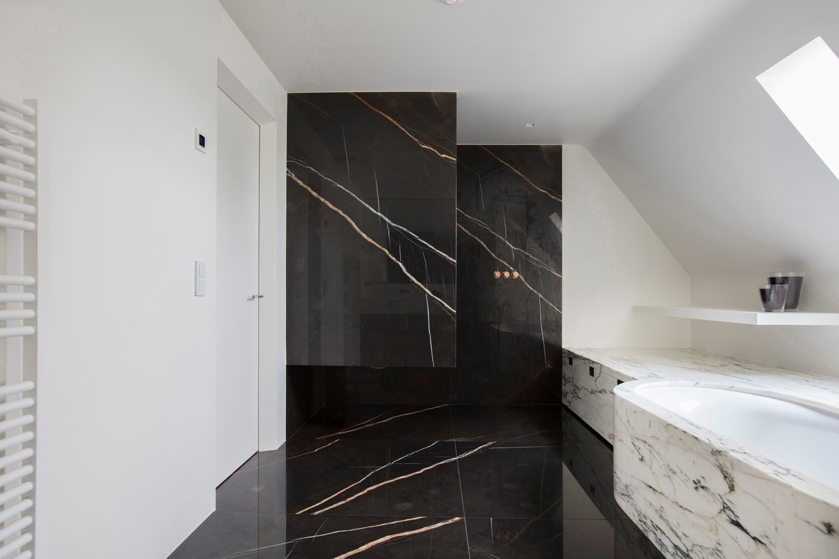 Revêtement mural en Sahara Noir et Salle de bain en Bianco Carrara
