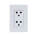 Placa 3 modulos con 1 toma de corriente euroamericana duplex blanca Simon 23