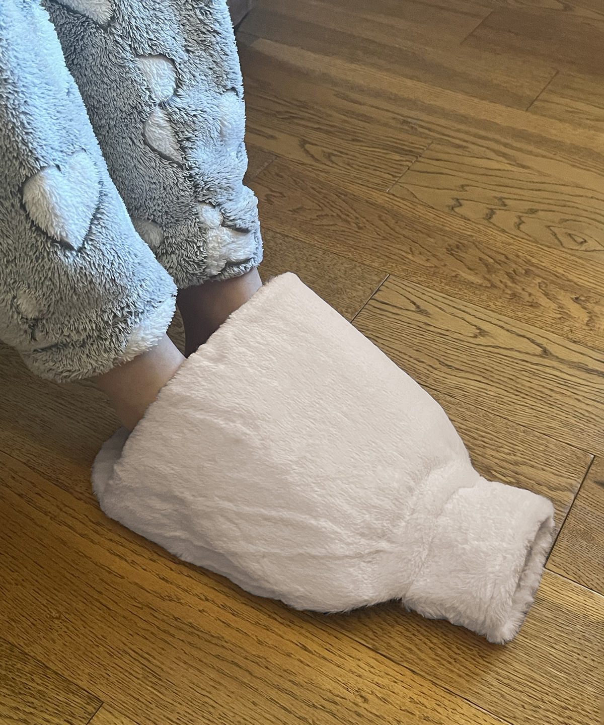 Luxury foot hot water bottle and cover in plush faux fur Luxury foot hot water bottle and cover in plush faux fur