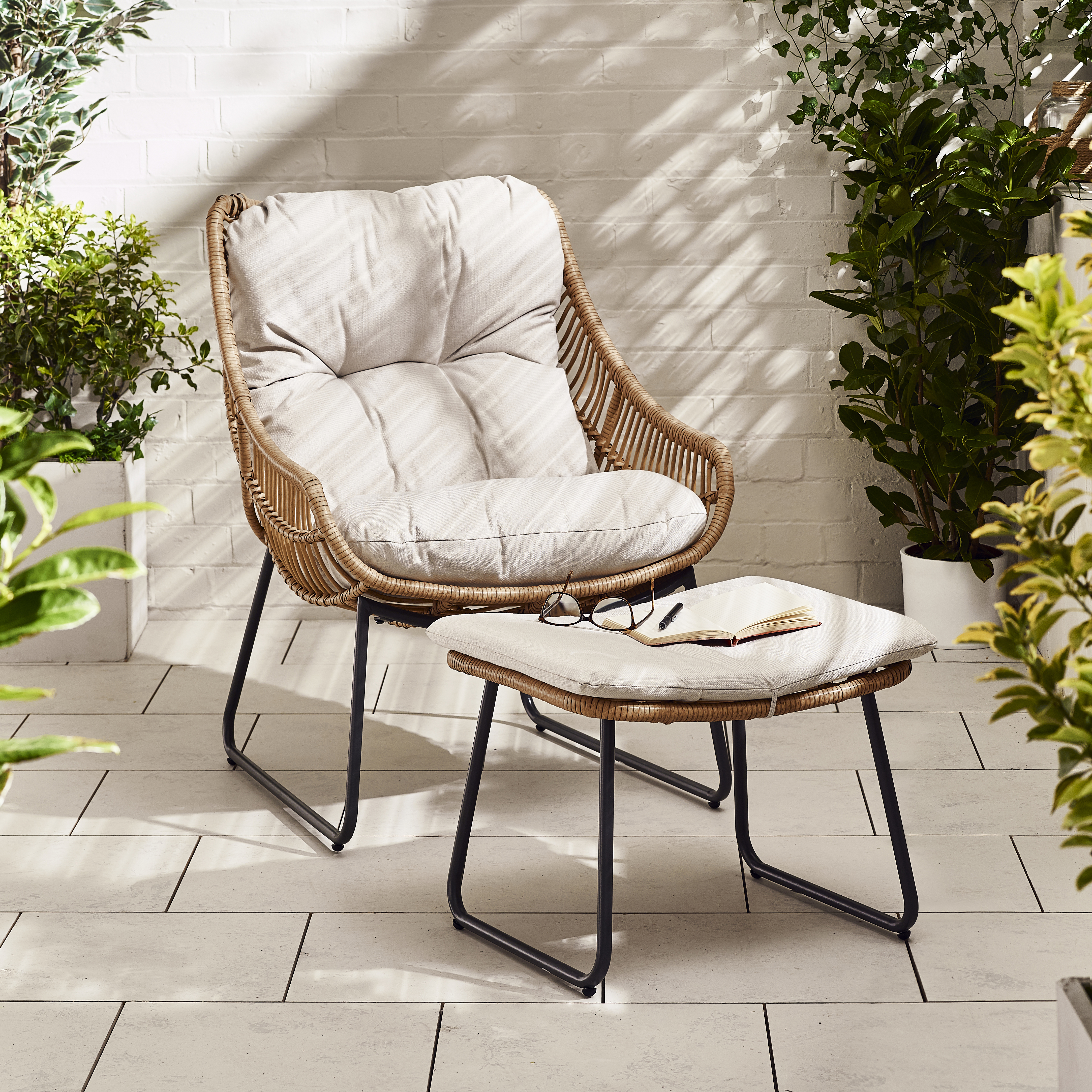 **GEBRAUCHT** Tahiti Outdoor Rattanstuhl und Fußhocker braun - Bild 1 von 8