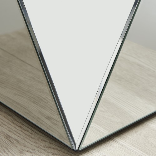 Bevelled Mirror Detailing
