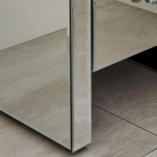 Bevelled Mirror Detailing