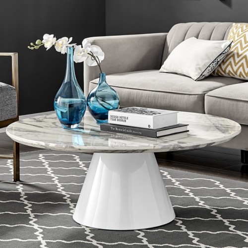 Soft Curves & Glossy Contrast