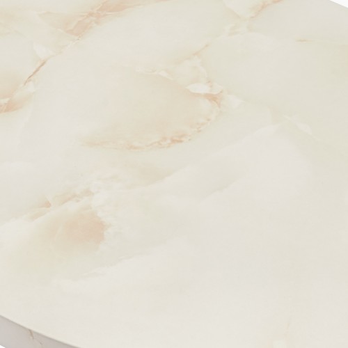 A warm welcome with marble-inspired style