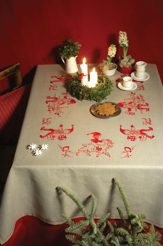 Picture of Embroidery Kit: Tablecloth: Santas in a Ring
