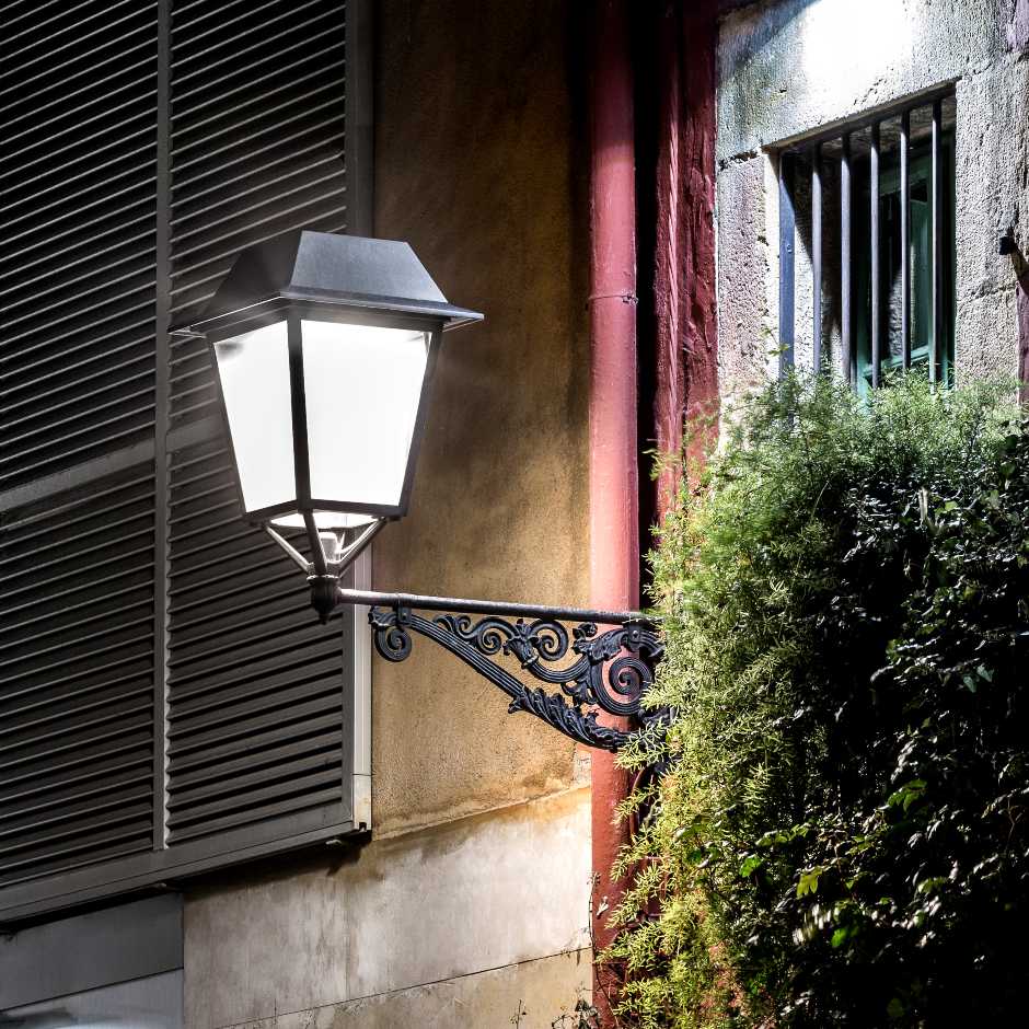 Simon Praga M Basic classic luminaire with SA optics, 3000 K, 24 W, 700 mA, 1N w/o dimming Standard finish