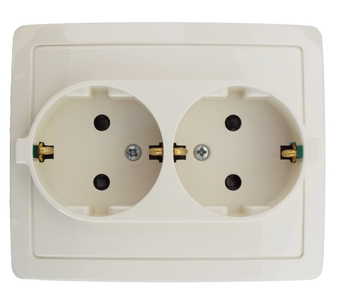 Розетка двойная с заземлением и шторками Schuko 2x2Р+Е 16A 250В~ моноблок цвета слоновая кость с винтовым соединением Simon 15