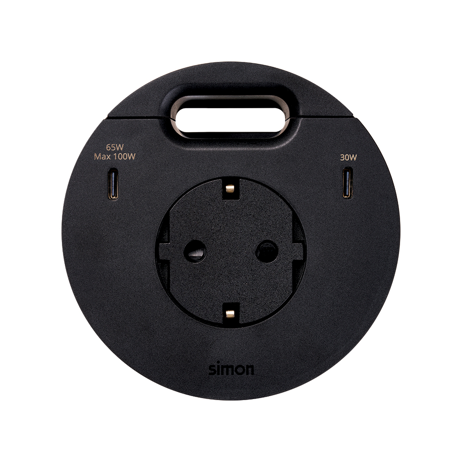 Kit Flash 90 composé du prise de courant schuko escamotable, chargeur USB type C de 100W (répartis entre 65W et 30W si connectés en même temps) et sortie de câblage noir Simon 400