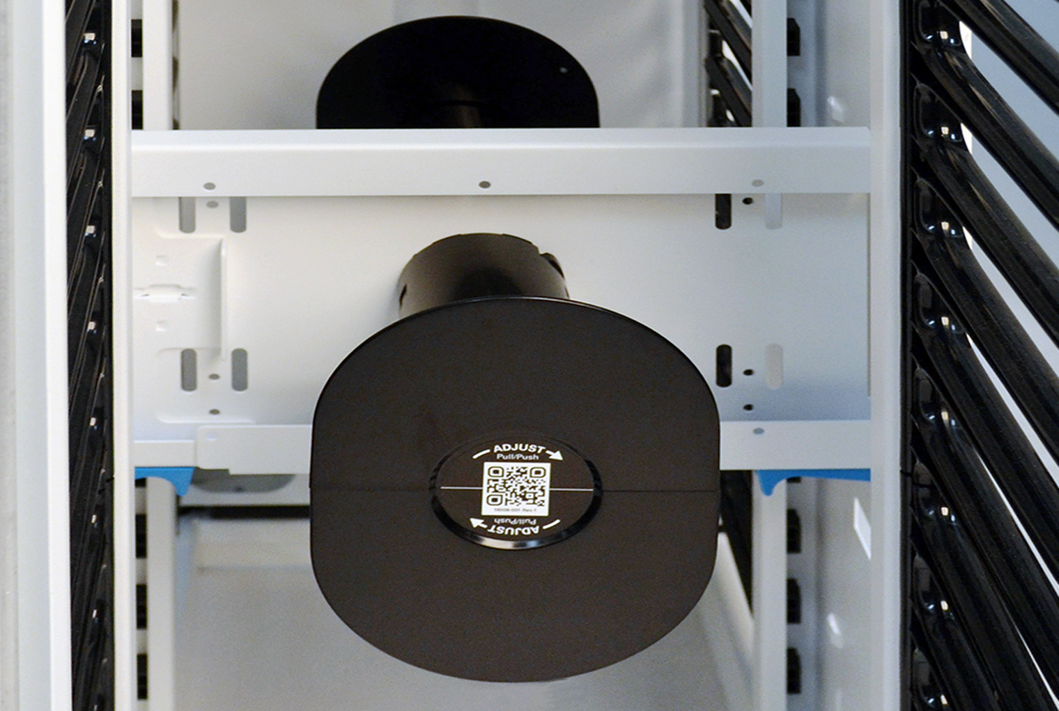 Tool-Less Adjustable Cable Distribution Spool for Evolution Vertical Cable Manager